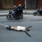 20 noviembre 2012 Un grupo de palestinos pasean el cadáver de un hombre sospechoso de trabajar para Israel.