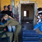 15 noviembre 2012 Un grupo de israelíes corre a esconderse tras sonar una sirena de alarma por la llegada de cohetes en la sureña ciudad de Kiryat Malachi.