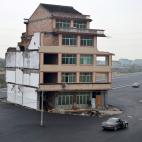 Una pareja de ancianos en China se niega a abandonar su casa para construir una autopista. Pocos días después, tuvieron que renunciar y la casa fue demolida.