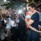 17 julio 2012 El actor Tom Cruise, que se divorció de Katie Holmes este verano, lleva a su hija Suri en brazos a la salida de un hotel en Nueva York.