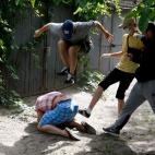 20 mayo 2012 Un grupo de jóvenes golpean a uno de los organizadores del festival Gay-Forum en Kiev, Ucrania.