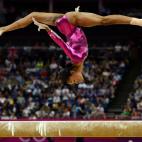 2 agosto 2012 Gabrielle Douglas (EE UU) realiza un ejercicio gimnástico durante los Juegos Olímpicos de Londres.
