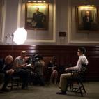 24 mayo 2012 Chen Guangcheng, disidente chino ciego que ha solicitado asilo político en Estados Unidos, es iluminado por un foco durante una entrevista en Nueva York.