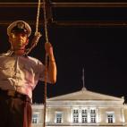 6 septiembre 2012 Durante una manifestación en Atenas, un policía griego finge colgarse en señal de protesta por los recortes impuestos por el Gobierno a las fuerzas del orden. Ese día salieron a las calles unos 4.000 manifestantes entre pol...