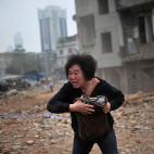 21 marzo 2012 Huang Sufang llora desesperada. Su casa fue derribada "por accidente", como parte de un plan de demolición de la ciudad de Guangzhou, en la que las autoridades locales están llevando a cabo un severo plan de demoliciones. Sin em...