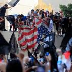 Egipcios furiosos por el filme blasfemo sobre Mahoma, producido por Estados Unidos, sacan una bandera americana de la Embajada de EE UU en El Cairo. Las protestas inflamaron el mundo árabe.