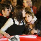 En la foto, Sandra Carrasco besa a su madre Mari &Aacute;ngeles mientras sostiene una foto de su padre. Isa&iacute;as Carrasco hab&iacute;a sido asesinado por ETA el 7 de marzo de 2008, tres d&iacute;as antes de esa manifestaci&oacute...