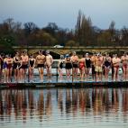 Nada como empezar el día 25 de diciembre con un bañito. Miembros del club Serpentine participan en el tradicional baño de Navidad en Hyde Park en Londres (Reino Unido).