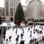 Imagen de la pista de patinaje del Rockefeller Center, en la quinta avenida de Nueva York.