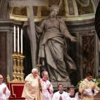 El Papa Benedicto XVI oficia la misa del Gallo, celebrada la noche del día 24, en San Pedro del Vaticano.