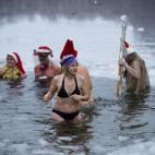 Valientes se bañan sin temor al hielo en el lago Oranke, en Berlín, Alemania.