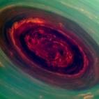Sorprendente imagen de un gigantesco huracán en el Polo Norte de Saturno que tomó la sonda espacial Cassini de la NASA. La imagen fue mejorada con colores para su apreciación. El ojo del ciclón tiene 2.011 kilómetros (1.250 millas) de diám...