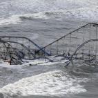 En esta foto del 31 de octubre del 2012 las olas azotan la montaña rusa de un parque de diversiones de Seaside Heights, Nueva Jersey, a causa de la supertormenta Sandy. Aunque puede ser engañoso vincular un solo episodio meteorológico con el ...