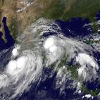 En esta imagen suministrada por la Agencia Nacional para el Océano y la Atmósfera de Estados Unidos tomada el domingo 15 de septiembre de 2013 a las 0645 GMT se muestra al huracán Ingrid en el Golfo de México aproximándose a la costa de Mé...