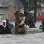 Residentes evacúan en una lancha en una foto de archivo del 30 de agosto del 2012 en una calle inundada de LaPlace, en el estado de Luisiana. a causa del huracán Isaac que azotó la región central de Luisiana. Los meteorólogos federales afir...