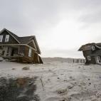 En esta foto de archivo del 22 de febrero del 2013 se ven dos viviendas destruidas en la playa de Mantoloking, Nueva Jersey, por la supertormenta Sandy. El calentamiento global pudiera reducir las probabilidades de las inusuales corrientes atmos...