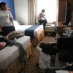 Raquel Rivera, a la izquierda, habla con su prometido Seth Muñoz Irizarryz, mientras su hija Marisol abre la nevera en la habitación del hotel Holiday Inn Express de Nueva York, el 25 de abril del 2013. Rivera perdió el apartamento en el que ...