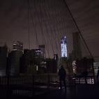Buena parte del Bajo Manhattan quedó a oscuras tras el paso del devastador huracán Sandy, símbolo de un 2012 tormentoso en todos los terrenos, incluidos el político y el económico. Foto del 1ro de noviembre del 2012. (AP Photo/Craig Ruttle,...
