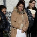 María Raquel Sánchez, una inmigrante mexicana, que perdió su casa y su empleo debido al paso del huracán Sandy, espera su turno para hablar durante una conferencia de prensa el 18 de diciembre del 2012 en Staten Island, Nueva York. (Foto AP/...