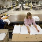 Foto del lunes 15 de octubre del 2012 de dos operarias en la fábrica de ropa FesslerUSA en Orwigsburg, Pensilvania. El huracán Sandy redujo la producción industrial en septiembre en Estados Unidos, según la Reserva Federal en su informe del ...