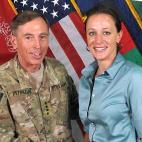 Quien fuera comandante de las ISAF en Afganistán y posteriormente director de la CIA, tuvo que dimitir de su cargo tras reconocer que mantuvo una relación extramatrimonial con su biógrafa, Paula Broadwell.