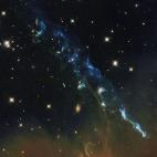 "Parecido a uno de los fuegos artificiales del 4 de Julio,  Herbig-Haro 110 es un "geyser" de gas caliente de una estrella recién nacida", explicó la NASA