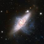 Lo captó el Hubble. "Parece que las dos galaxias está impactando, pero en realidad les separa una distancia de decenas de millones de años luz”, explicó la NASA.