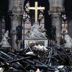 El altar de la catedral, con la cruz y la piedad intactas.
