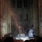 Interior de la catedral de Notre Dame tras el incendio.