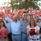 Mitin de final de campaña de las elecciones del 26-J. Sánchez rodeado por Verónica Pérez ("La autoridad soy yo"), Antonio Pradas (encargado de entregar las firmas de los dimitidos) y Susana Díaz.