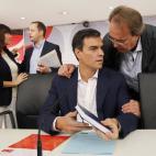 El ex secretario general del PSOE conversa con Carlos Pérez Anandón en una reunión de la Ejecutiva en septiembre de 2014. El zaragozano sería uno de los 17 miembros que dimitiría la semana pasada.