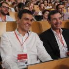 Pedro Sánchez y Tomás Gómez se sientan juntos en el congreso extraordinario del PSOE en julio de 2014. Un año más tarde el ex líder quitaría de su puesto a Gómez, quien la semana pasada se vengaría firmando su dimisión de la Ejecutiva ...