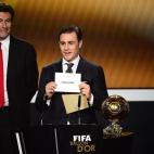 Fabio Cannavaro enseña el nombre de Messi como mejor futbolista del mundo.
