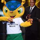 Ronaldo, con la mascota de Brasil 2014