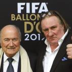 Gerard Depardieu y el presidente de la FIFA, Joseph Blatter.