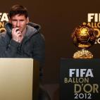 Messi, junto al Balón de Oro.