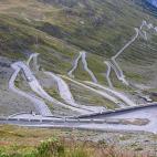 Es el paso de montaña pavimentado de mayor elevación de los Alpes orientales. Su longitud es de 24 km, con un desnivel medio del 7,6%.