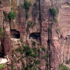 El túnel de Guoliang está tallado a lo largo del lado de y a través de una montaña en China. El túnel une la aldea de Guoliang en el exterior a través de las montañas de Taihang que están situadas en el Huixian, Xinxiang, provincia de He...