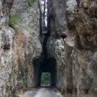 La conocida como carretera de las agujas pasa a través de dos túneles estrechísimos y de granito puro. La carretera tiene muy poco tráfico por la dificultad de atravesarla.