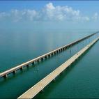El puente Seven Mile (siete millas) en los cayos de Florida es el déicmo de los diez puentes mas largos del mundo (10.887 metros) y conecta el Golfo de México y la península de Florida.