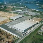 En 1977, GOA y Samlor, las primeras fábricas de Zara, se instalaron en Arteixo. En 1984 se inauguró el primer centro de distribución logístico (en la imagen) con 10.000 metros cuadrados.