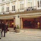 La primera tienda Zara fuera de España se abrió en Oporto (Portugal) en diciembre de 1988.