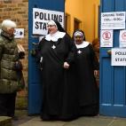 Dos monjas salen del colegio electoral