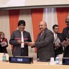 En esta foto entregada por las Naciones Unidas, el presidente de Bolivia Evo Morales, centro a la izquierda, recibe el cargo de presidente del G-77 más China, de manos de Ratu Inoke Kubuabola, ministro de Asuntos Exteriores de Fiji,en ceremonia...