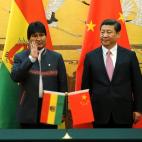 El presidente de Bolivia Evo Morales, a la izquierda, y el mandatario chino Xi Jinping asisten a una ceremonia en Beijing, el jueves 19 de diciembre de 2013. (AP foto/Wang Zhao, Pool)