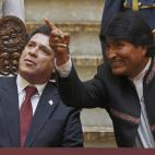 El presidente de Paraguay Horacio Cartes, izquierda, y el mandatario boliviano Evo Morales comparten durante una reunión en el palacio de gobierno en La Paz, Bolivia, el viernes 6 de diciembre de 2013. (AP Photo/Juan Karita)
