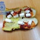 La Policía Nacional detuvo a un joven que ocultaba 100 gramos de cocaína en este bocadillo de jamón y queso. 