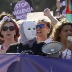 Junto al Ministerio de Sanidad, los organizadores dieron lectura a un manifiesto, en el que el movimiento feminista pide que se reforme la ley de 2004 de violencia de género para que contemple todas las formas de violencia contra las mujeres, n...