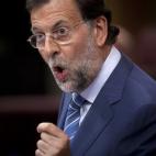 ¡Qué barbaridad! A la vista de las imágenes, por un momento llegas a pensar que Rajoy guardó el uniforme del debate en julio 2010 y lo sacó, idéntico, en junio de 2011. Casi, casi, pero no. Camisa blanca y ¡de nuevo! corbata azul y blanca...