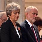 Con Theresa May, en noviembre de 2018, en una misa por los caídos en las guerras mundiales.